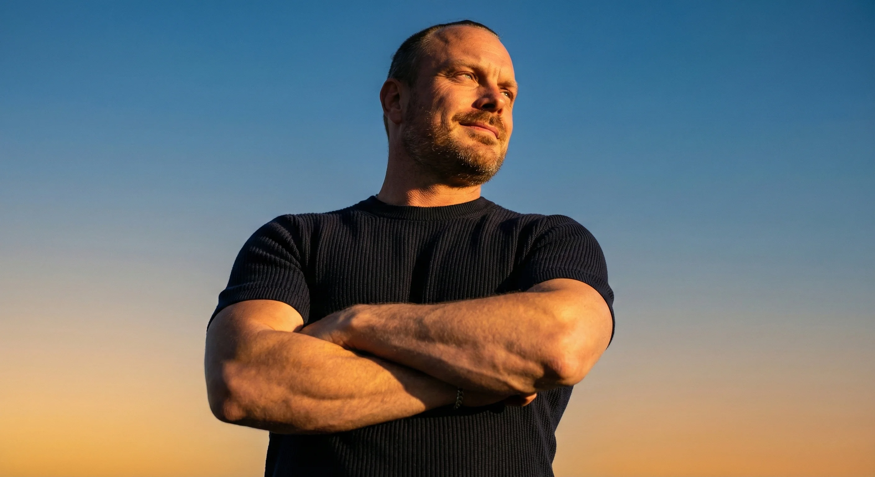 Person beim geführten Rückentraining mit Trainer